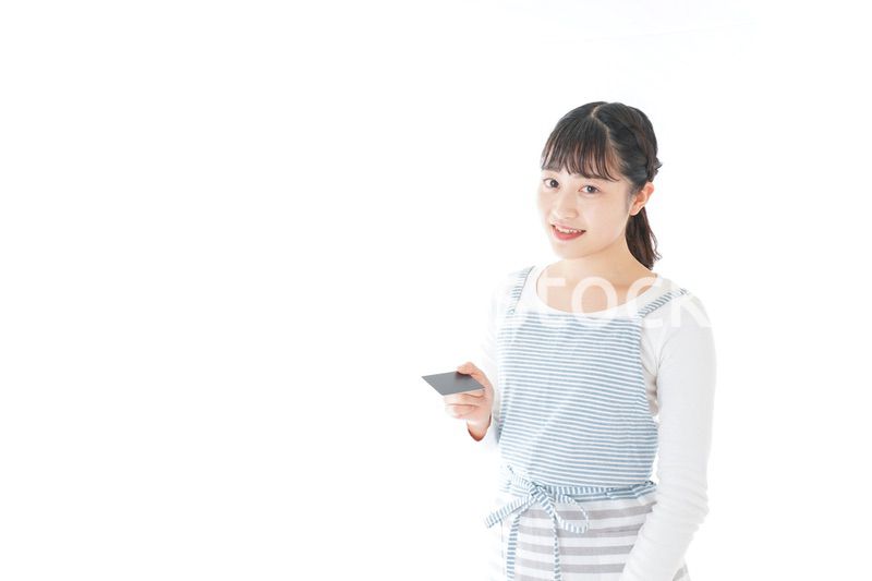 クレジットカード決済をする若いカフェスタッフ