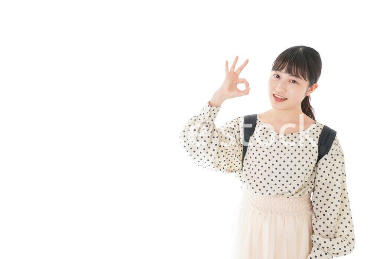 グッドサインをする笑顔の女子学生