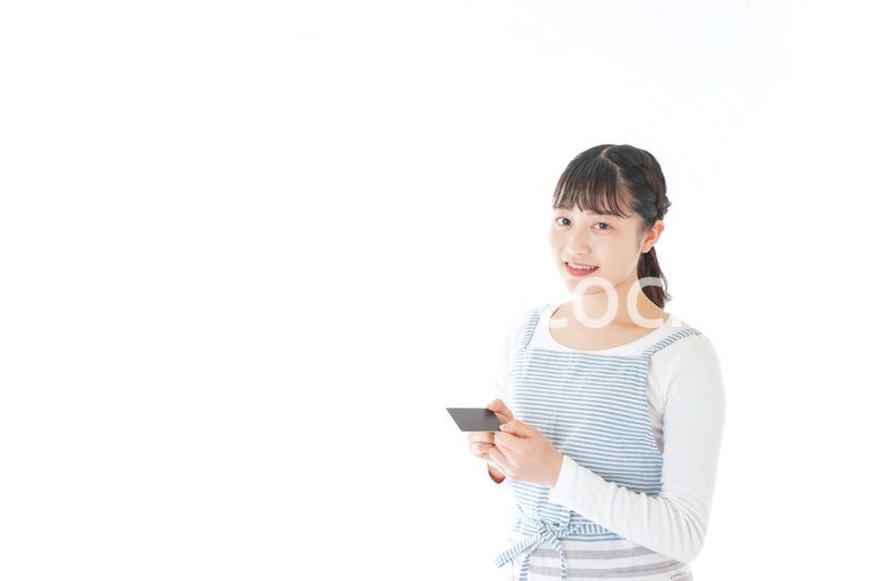 クレジットカード決済をする若いカフェスタッフ