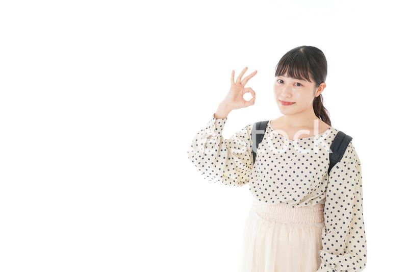 グッドサインをする笑顔の女子学生