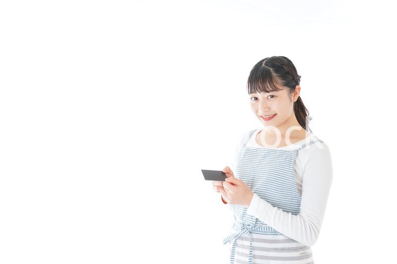 クレジットカード決済をする若いカフェスタッフ