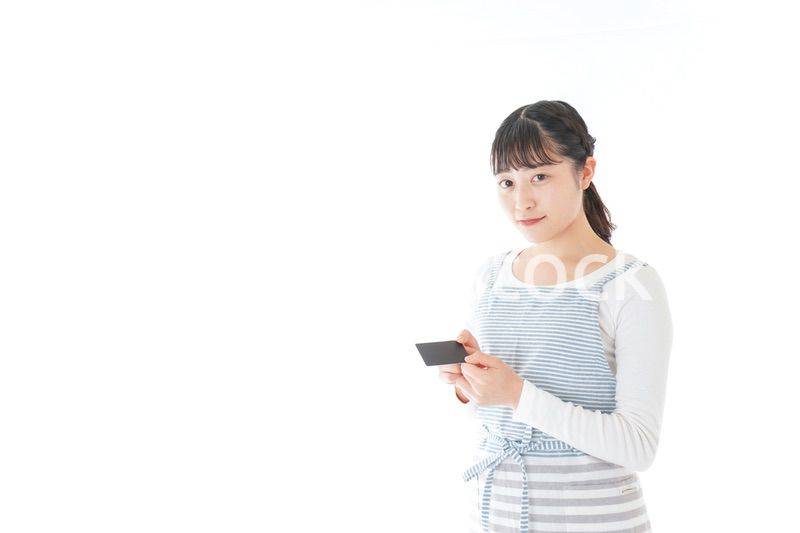 クレジットカード決済をする若いカフェスタッフ