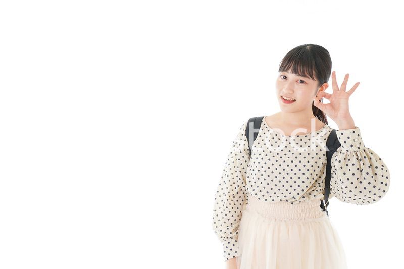 グッドサインをする笑顔の女子学生