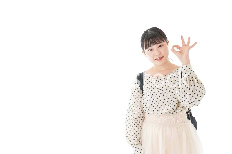 グッドサインをする笑顔の女子学生
