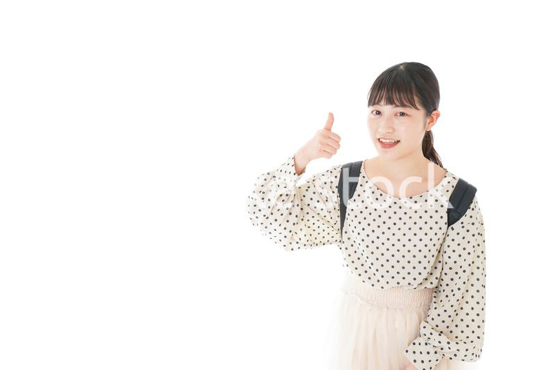 グッドサインをする笑顔の女子学生