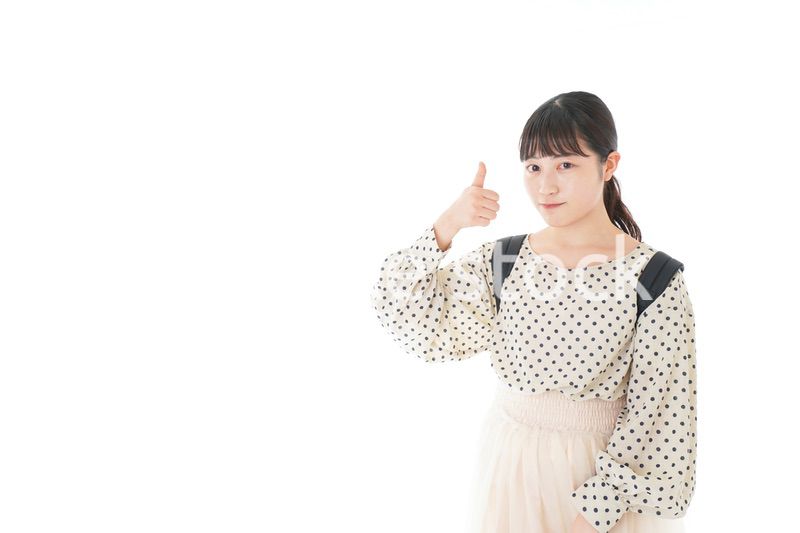 グッドサインをする笑顔の女子学生