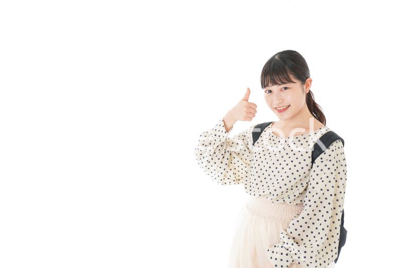 グッドサインをする笑顔の女子学生