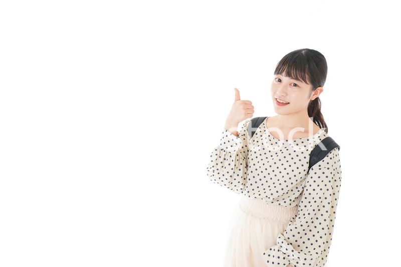 グッドサインをする笑顔の女子学生