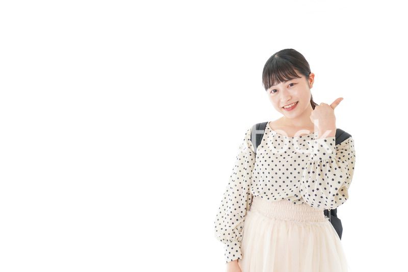 グッドサインをする笑顔の女子学生