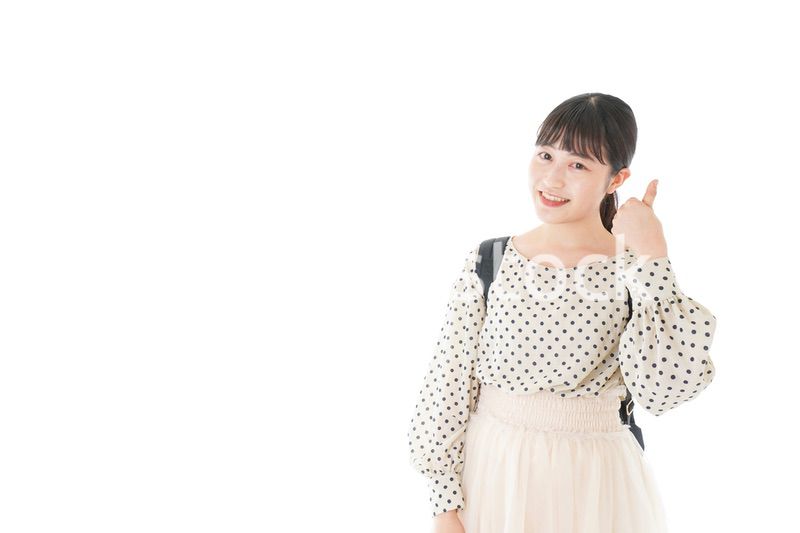 グッドサインをする笑顔の女子学生