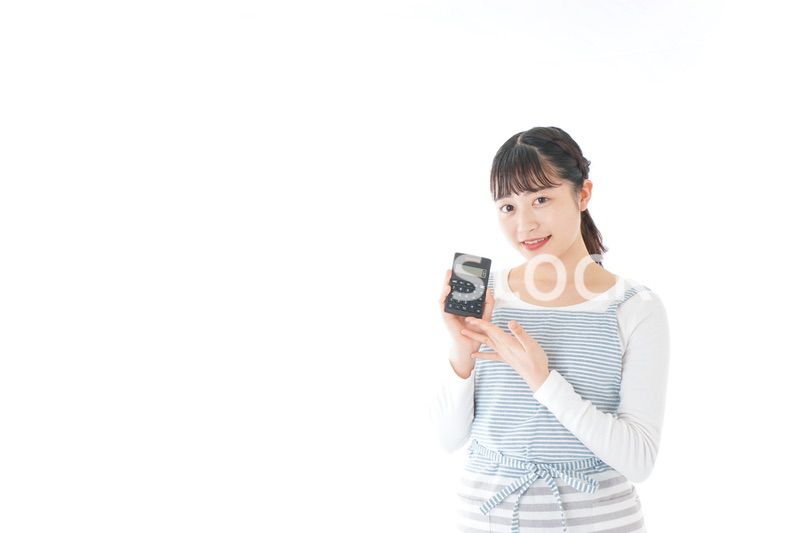 家計を計算する若い主婦