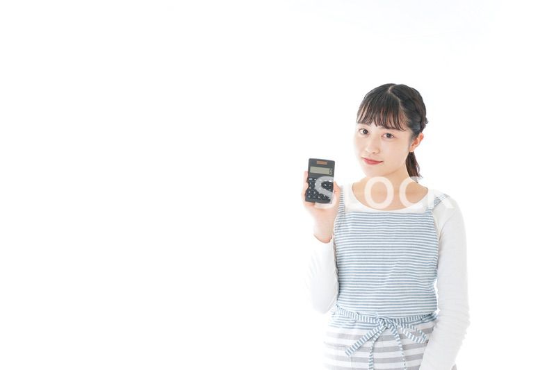家計を計算する若い主婦