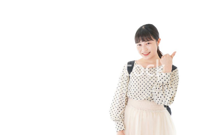 グッドサインをする笑顔の女子学生