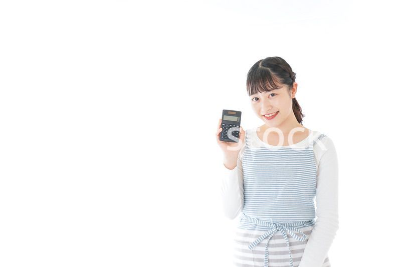 家計を計算する若い主婦