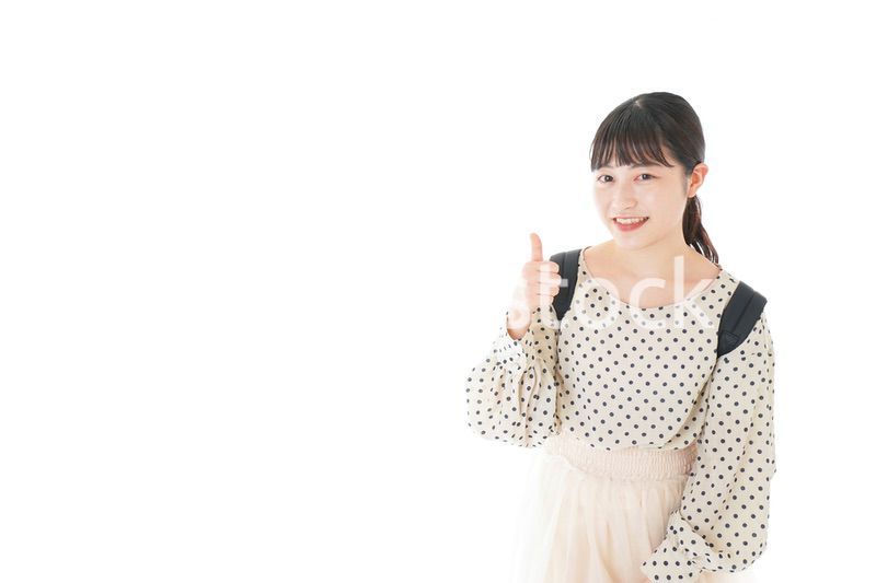 グッドサインをする笑顔の女子学生