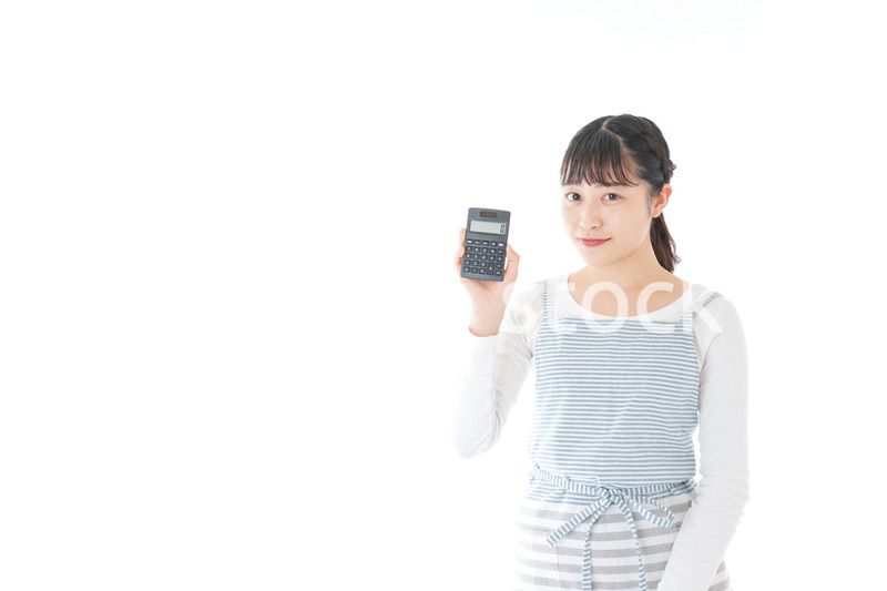 家計を計算する若い主婦