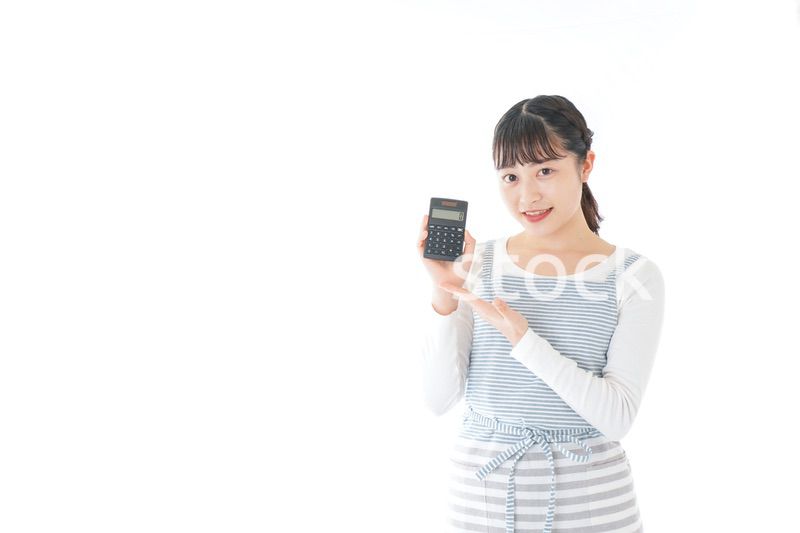 家計を計算する若い主婦