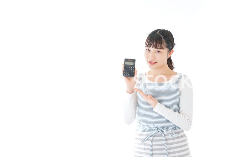 家計を計算する若い主婦