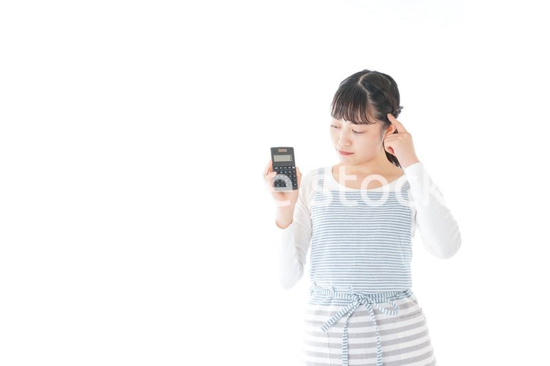 家計を計算する若い主婦