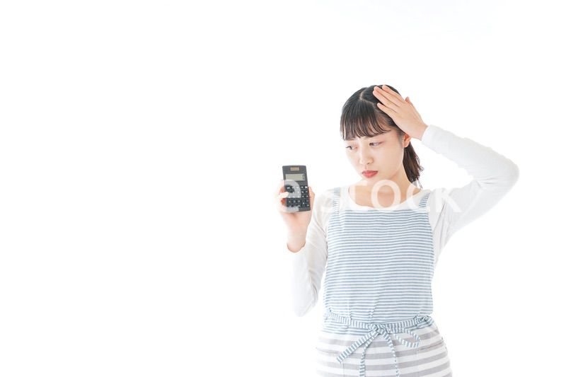 家計を計算する若い主婦