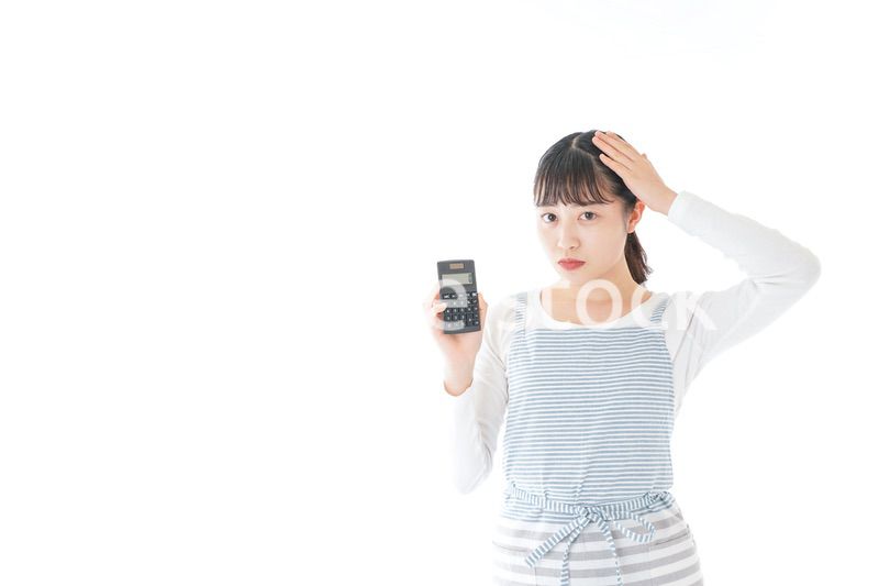 家計を計算する若い主婦