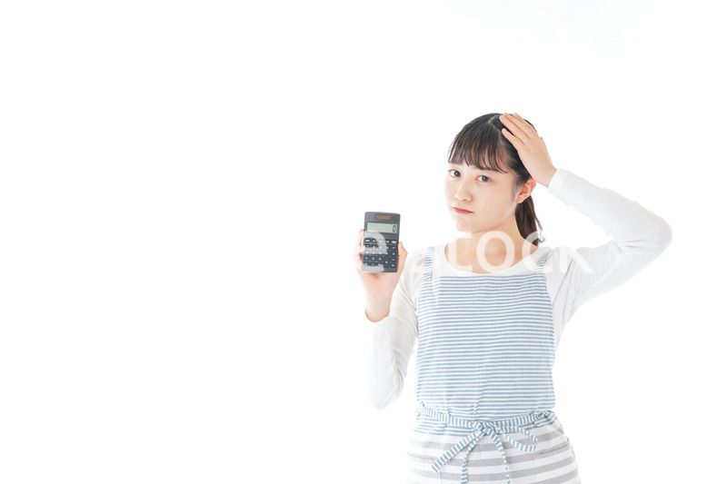 家計を計算する若い主婦