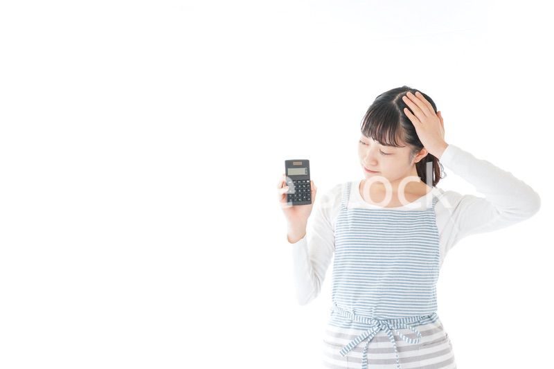 家計を計算する若い主婦