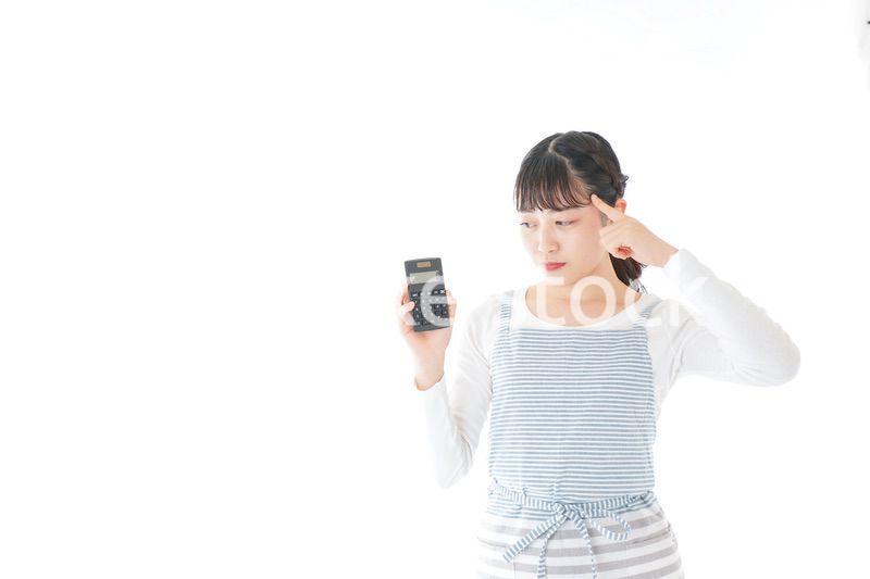 家計を計算する若い主婦