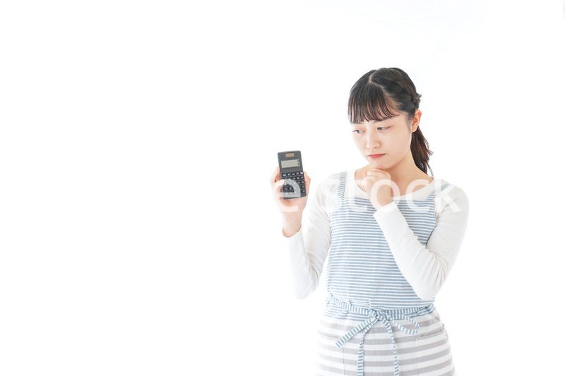 家計を計算する若い主婦