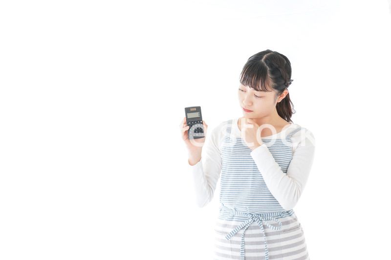 家計を計算する若い主婦