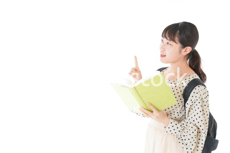 上を指差す制服を着た女子学生