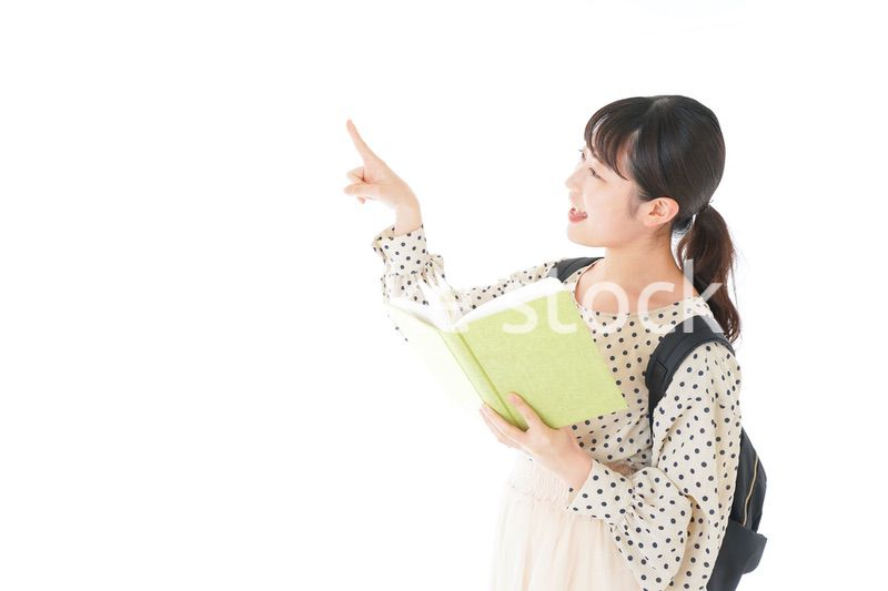 上を指差す制服を着た女子学生