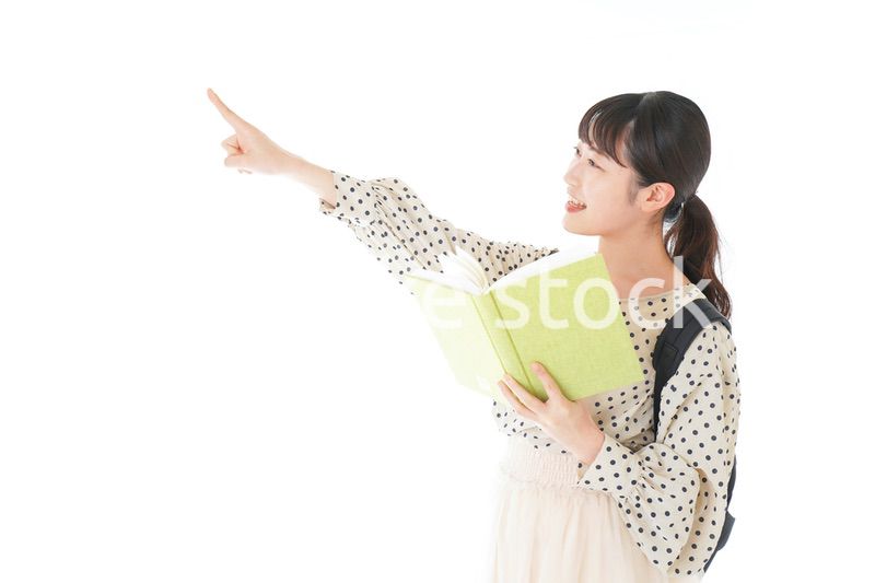 上を指差す制服を着た女子学生