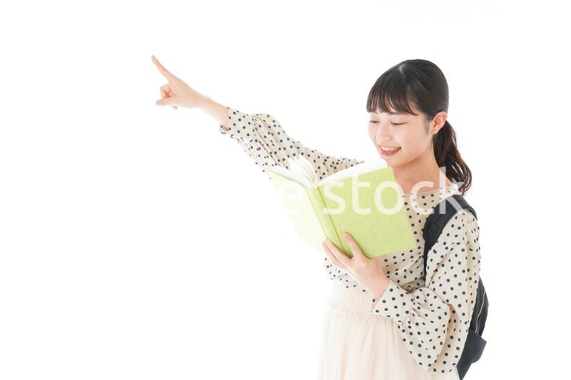 上を指差す制服を着た女子学生