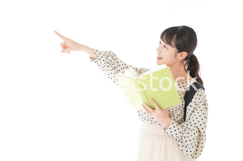 上を指差す制服を着た女子学生