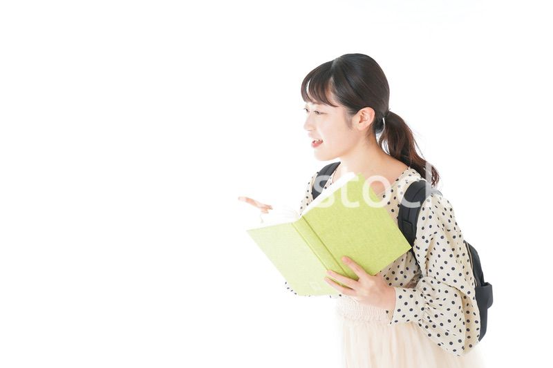 上を指差す制服を着た女子学生