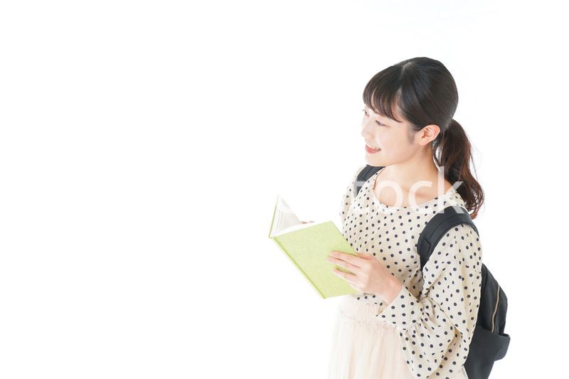 上を指差す制服を着た女子学生