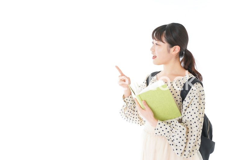 上を指差す制服を着た女子学生