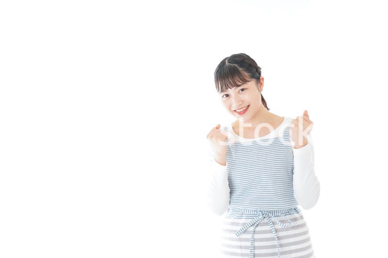 ガッツポーズをする若い主婦