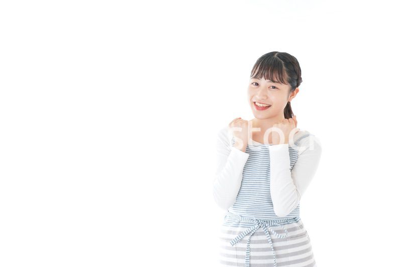 ガッツポーズをする若い主婦