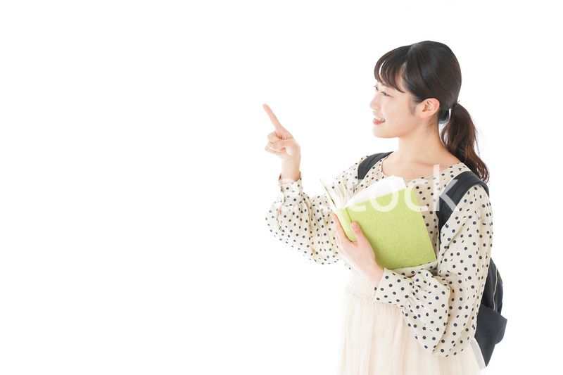 上を指差す制服を着た女子学生