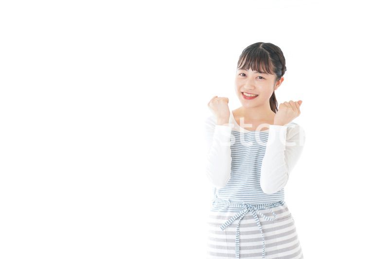 ガッツポーズをする若い主婦