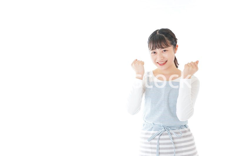 ガッツポーズをする若い主婦