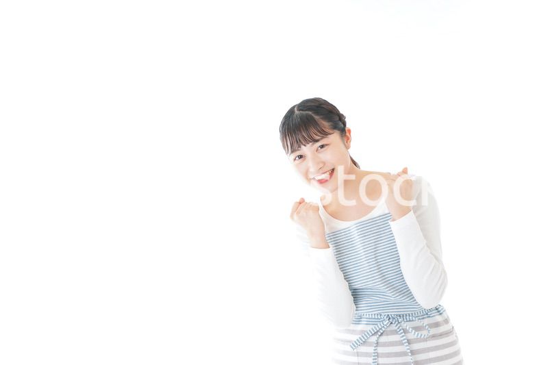 ガッツポーズをする若い主婦