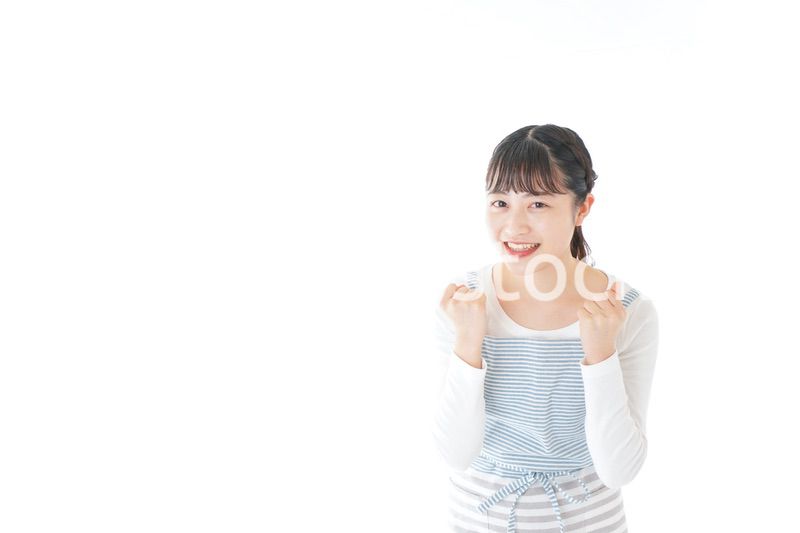 ガッツポーズをする若い主婦