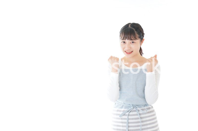 ガッツポーズをする若い主婦