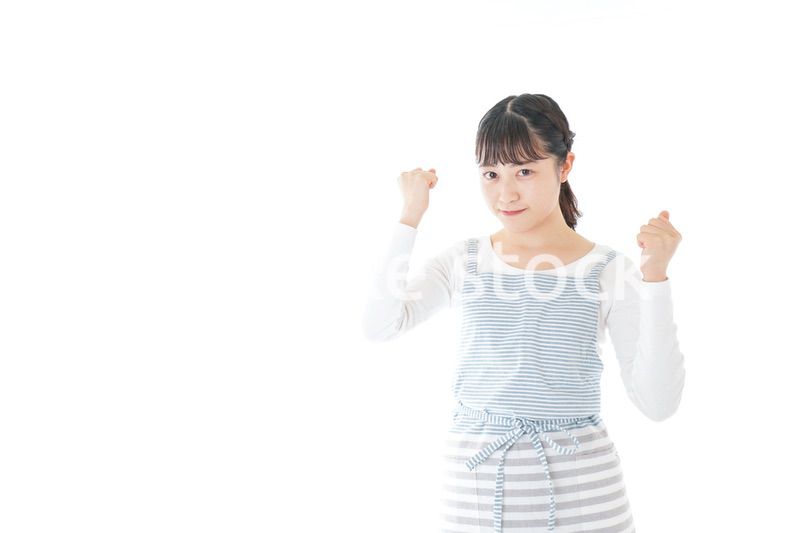 ガッツポーズをする若い主婦