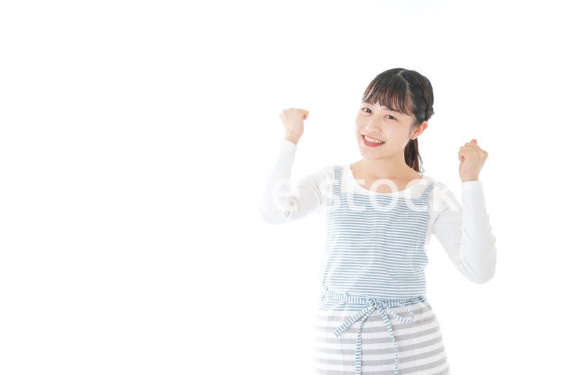 ガッツポーズをする若い主婦