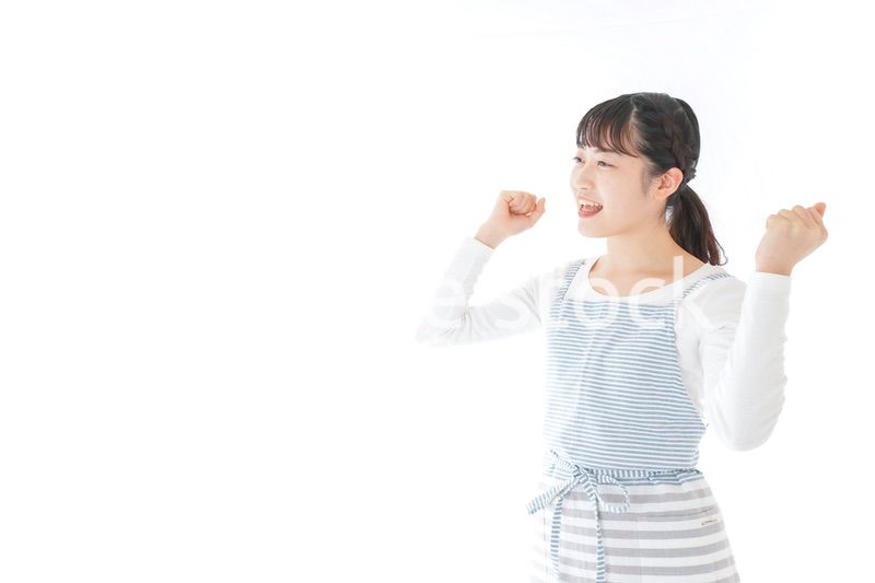 ガッツポーズをする若い主婦