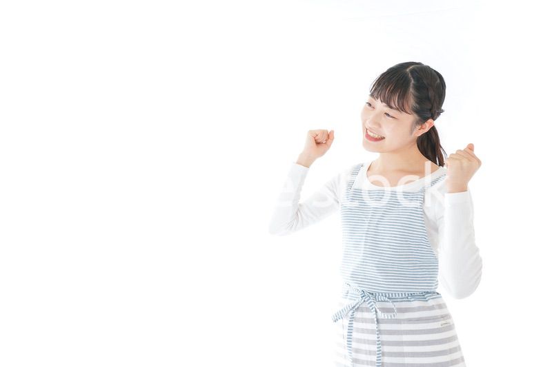 ガッツポーズをする若い主婦